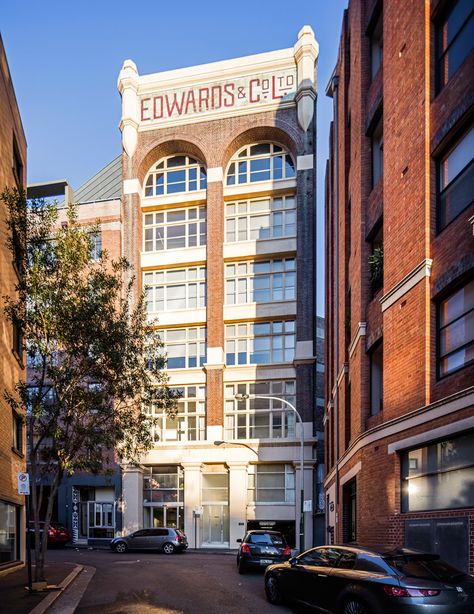 josephine-hurley-architecture-surry-hills-apartment-sydney-designboom-02 Converted Warehouse, Warehouse Conversion, Surry Hills, Contemporary Apartment, Arched Windows, Australian Homes, Inner City, Architecture Photo, Design Milk