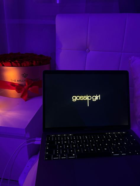 Cozy nights watching gossip girl 🌟 Watching Gossip Girl, Watching Movies Aesthetic Night, Gossip Girl Bedroom, Watching Tv Aesthetic, Watch Gossip Girl, Gossip Girl Aesthetic, Angel Aesthetic, Girls Watches, Home Activities