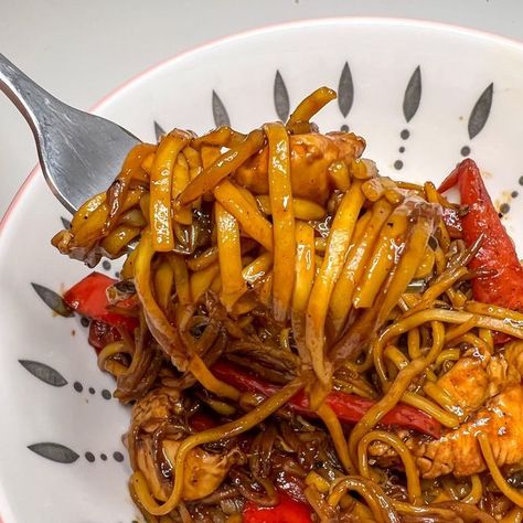 Ella on Instagram: "Honey Chilli Chicken noodles 🤩 510 cals My absolute fav quick meal at the minute! I diced a chicken breast and fried off with peppers and beansprouts. Once cooked, I added 20g sweet chilli sauce, 20g honey and a splash of soy sauce - (for 1 portion). I turned the heat up and cooked until it had turned ‘sticky’. I cooked dried medium egg noodles and then mixed into the chicken/veg 🙌🏼😍" Chilli Chicken Noodles, Honey Chilli Chicken, Chicken Noodles, Chilli Chicken, Sweet Chilli Sauce, Sweet Chilli, Chilli Sauce, Quick Meal, Egg Noodles