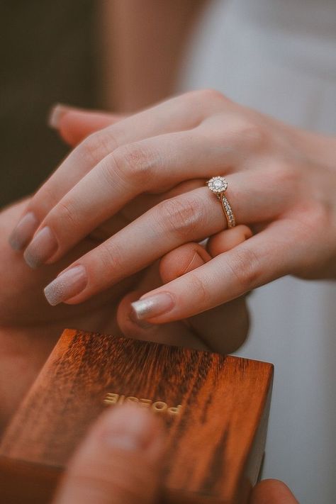 Ring Box Wedding Diy, Simplistic Jewelry, Wedding Rings Sets His And Hers, Delicate Gold Bracelet, Couple Ring Design, Wedding Ring Shapes, Pretty Engagement Rings, New Gold Jewellery Designs, Pretty Jewelry Necklaces