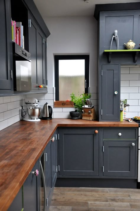 black kitchen cabinets with colorful knobs and wood countertops American Kitchen Design, Серая Кухня, Kabinet Dapur, Smart Tiles, American Kitchen, Farmhouse Kitchen Cabinets, Gray Cabinets, Kitchen Cabinets Makeover, Grey Kitchen Cabinets