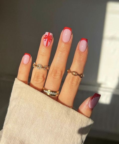 Christmas Nails Acrylic Aesthetic, Cute Nails New Years, Cute Nails Holiday, Builder Gel Nails Christmas, Christmas Nails New Years, Pink Christmas Gel Nails Short, Christmas Nails Short Design, Minimal Christmas Nails Red, Christmas Nails Manicure