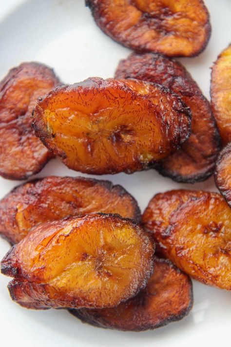 Crispy and caramelized fried plantains. Chicken And Plantains Recipe, Ripe Plantain Recipes, Maduros Recipe, Plantain Recipes Sweet, Baked Plantains Recipes, Cook Plantains, Spicy Corn Dip, Plantains Recipe, Havana Cafe