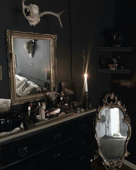 dark academia room decor By Grimvr 21+ Dark Academia Room Decor 2020 Dark Academia Bedroom Aesthetic, Academia Bedroom Aesthetic, Dark Academia Room Decor Bedroom, Academia Aesthetic Room, Dark Academia Living Room, Dark Academia Aesthetic Room, Dark Academia Room Ideas, Dark Academia Bedroom, Academia Bedroom