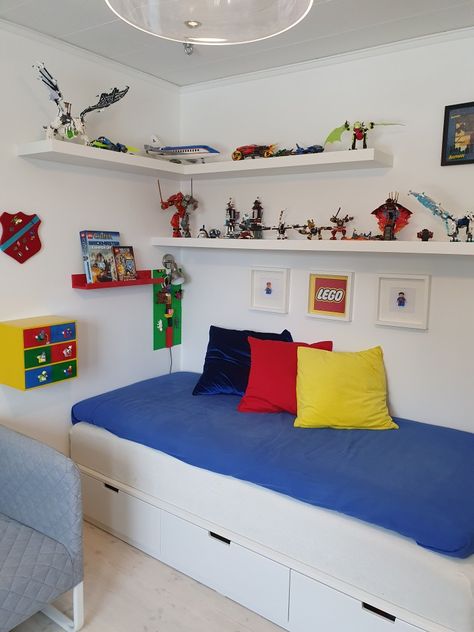 LEGO room lego lamp Moppe Lack Ikea Lego Superhero Room, Lego Room Ideas Boys, Lego Kids Bedroom, Ninjago Bedroom Ideas, Boys Ikea Bedroom Ideas, Boys Room Shelving Ideas, Kallax Lego, Young Boy Room Ideas, Boys Lego Bedroom Ideas