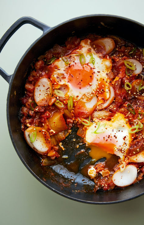 Kimchi and Gochujang Skillet Eggs Breakfast Rice And Egg, Egg For Dinner Recipes, Asian Brunch Ideas, Kimchi Eggs Breakfast, Korean Eggs Recipe, Asian Egg Recipes, Gochujang Eggs, Kimchi Eggs, Baked Egg Recipes