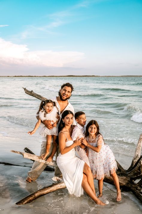 Family Beach Pictures Outfits, Beach Shots, Beach Picture Outfits, Fall Family Portraits, Shot Ideas, Indian Pictures, Vacation Photo, Family Beach Pictures, Family Board