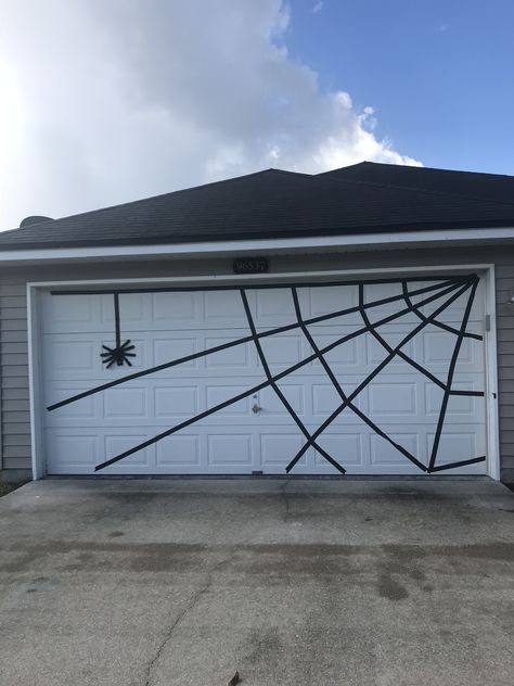 Garage Door Halloween Decor, Easy Outdoor Halloween Decorations, Halloween Garage Door, Outside Halloween Decorations, Halloween Garage, Halloween Decorations To Make, Outdoor Halloween Decorations, Best Friend Halloween Costumes, Casa Halloween