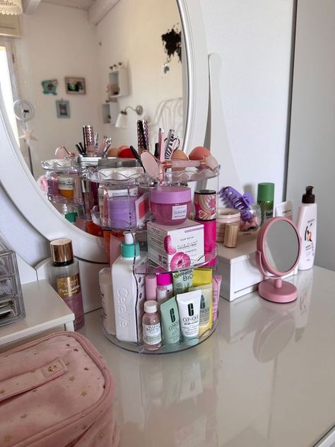 Desk Organization Ideas Aesthetic Makeup, Cute Vanity Ideas For Small Rooms, Vanity Room Organization, Organizer Ideas For Bedrooms, Vanity Desk Ideas Bedroom, Skin Care Organization Ideas, Room Organizer Ideas, Basic Makeup Items, Cosmetic Idea