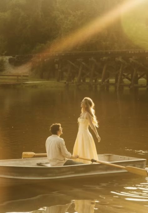 Row Boat Couple Photos, The Notebook Photoshoot, Row Boat Photoshoot, Young Married Couple Aesthetic, Boat Couple Photoshoot, Passion Aesthetics, Relationship Lessons, Vintage Couples, Aesthetic Content