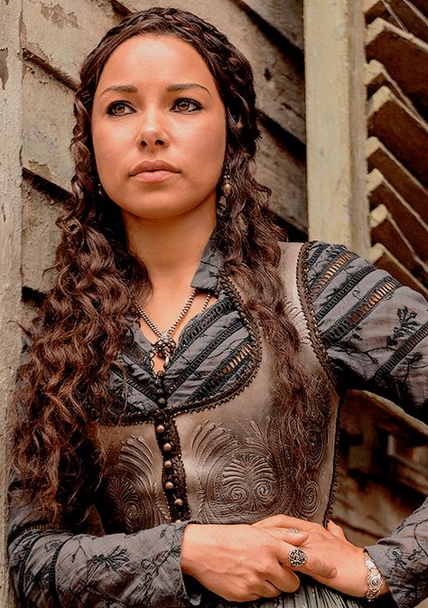 Jessica Parker Kennedy stars as Max in Black Sails (STARZ 2014-17) Black Sails Starz, Charles Vane, Black Sails, Pirate Life, Costume Drama, Max Black, Pirate Costume, Historical Dresses, Film Serie