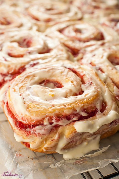 Fresh Strawberry Sweet Rolls with a Lemony Cream Cheese Glaze | Foodtasia Cream Cheese Sweet Rolls, Strawberry Sweet Rolls, Pumpkin Cinnamon Rolls, Cream Cheese Glaze, Strawberry Cream Cheese, Pumpkin Butter, Strawberry Filling, Sweet Rolls, Strawberry Cream