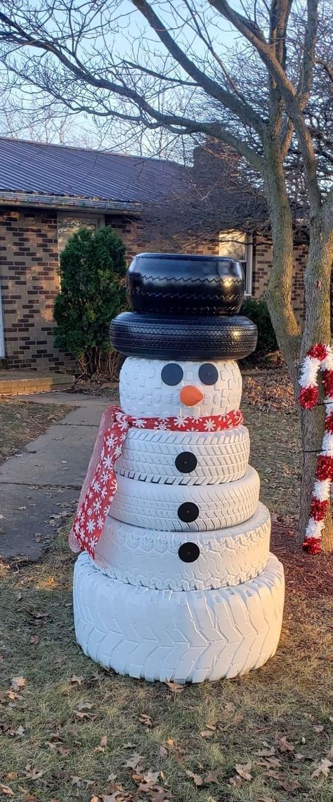 Tire Holiday Decor, Crafts With Tires, Mechanic Christmas Decorations, Mechanic Christmas Tree, Recycled Crafts For Christmas, Tire Christmas Tree, Mechanics Christmas Tree, Tire Wreath, Christmas Floats