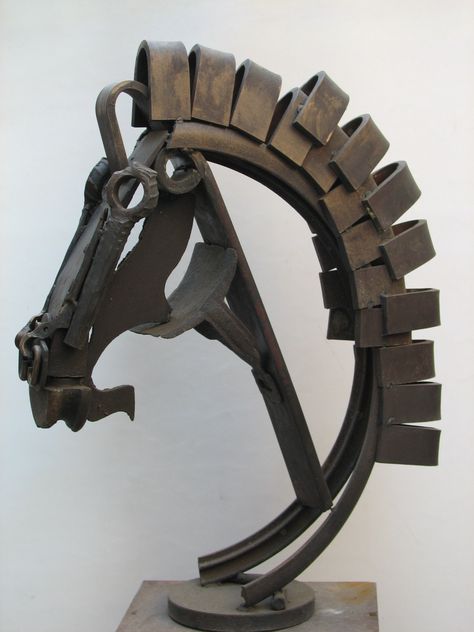 Metal Horse Sculptures, Steel Welding, Metal Horse, Car Part Furniture, Bar Beer, Welding Art Projects, La Forge, Horseshoe Art, Art Ancien