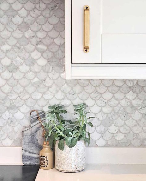 Remodel Hacks, Neutral Backsplash Kitchen, Scallop Tiles, Mermaid Tile, Mosaic Tile Backsplash Kitchen, Backsplash With Dark Cabinets, Backsplash Bathroom Wall, Trendy Kitchen Backsplash, Trendy Bathroom Tiles