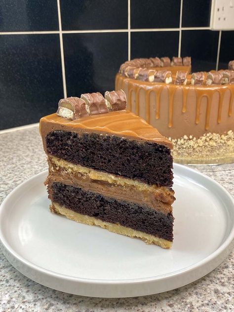 Twix Cake Twix Cake, Chocolate Bar Cakes, Twix Chocolate, Snickers Cake, Cake Flavors, Pie Dessert, A Lot Of People, Chocolate Cake Recipe, Cake Ingredients