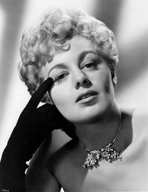 Shelley Winters Shelly Winters, Gabor Sisters, Shelley Winters, Vintage Actresses, Classic Television, Hollywood Icons, Character Actor, Hollywood Fashion, Golden Age Of Hollywood