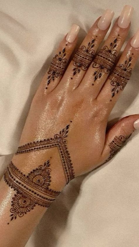 Elegant Henna Designs Simple, Wedding Guest Henna, Henna Design Eid, Henna Crown, Simple Henna Designs Hand, Elegant Henna, Crown Tattoos, Henna Designs Back, Cute Henna Designs