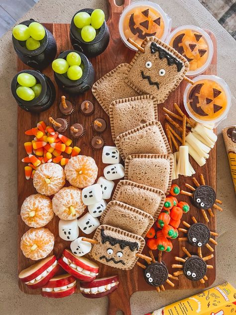 Kids' Halloween Snack Board Kids Halloween School Lunch, Easy Halloween Snack Board, Kids Halloween Snack Board, Kid Halloween Treats For School, Halloween Theme Lunch For Kids, Halloween Themed Dinner For Kids, Halloween Snack Board For Kids, Halloween School Lunches For Kids, Kids Halloween Lunch Box Ideas