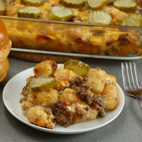 Tater Tot Cups, Bacon Cheeseburger Tater Tot Casserole, Frozen Tater Tots, Easy Dinner Dishes, Cheeseburger Wraps, Cheeseburger Casserole Recipe, Cheeseburger Tater Tot Casserole, Cracker Chicken, Bacon Cheeseburger Casserole