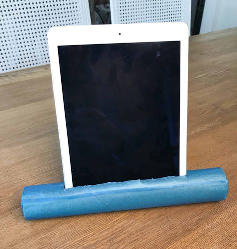 Diy Tablet Stand Easy, Tablet Holder Diy, Ipad Stand Diy, Diy Tablet Stand, Diy Ipad Stand, Paper Roll Crafts For Kids, Upcycle Home Decor, Tablet Pillow Stand, Buffet Makeover