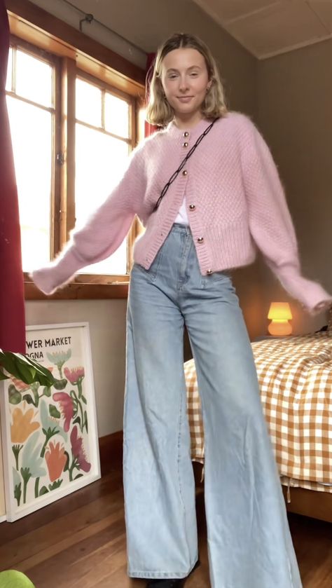 Pastel Winter Outfit Classy, Pink Layered Outfit, Style Pink Cardigan, Pink Cardigan Winter Outfit, Millenial Work Outfit, Powder Pink Outfit, Fall Pink Outfits Women, Pop Of Pink Outfit, Colours For Blondes To Wear