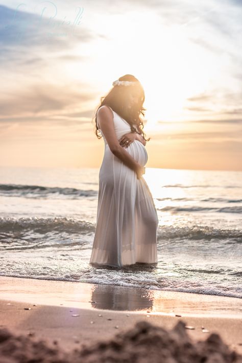 maternity session at the beach #maternityphoto #beach #sunset #lisyerizziphotography Pregnancy Photoshoot Beach, Maternity Shoot Beach, Sunset Maternity Photos, Beach Maternity Pictures, Maternity Photography Beach, Maternity Photography Poses Outdoors, Maternity Photography Poses Couple, Photos Bff, Beach Maternity Photos