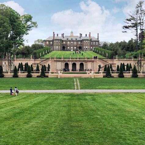 Unlock New England on Instagram: "Have you been to Castle Hill on the Crane Estate? The the beautiful 1920s mansion, rolling green and sea view make it a must visit for a sunny day ☀️ Take advantage of the gorgeous public beaches near by too! * * * #craneestate #castlehill #1920s #seaside #mansion #ipswich #ipswichma #massachusetts #massachusetts_igers #bestofthebaystate #baystate #newengland_igers #newenglandphotography #newenglandoutdoors #newenglandliving #newenglandsummer #newenglander #tra New England Estate, 1920s Mansion, Seaside Mansion, Crane Estate, New England Coast, Future Planning, Castle Hill, New England Travel, Sea View