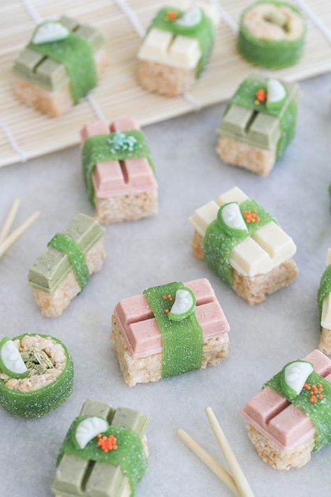 Candy Sushi Rolls, Sushi Diy, Sushi Dessert, Kit Kat Candy, Sweet Sushi, Candy Sushi, Dessert Sushi, Japanese Party, Sushi Cake