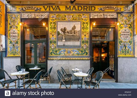 Famoso restaurante Viva Madrid, en el Barrio de Las Letras o barrio literario. Se remonta a 1856, es también un bar de cócteles y tapas. Madrid, Espa�ña. Foto de stock Spanish Wine Bar, Madrid Attractions, Madrid Bars, Madrid Photography, Madrid Aesthetic, Madrid Restaurants, Japanese Bar, Spain Madrid, Tapas Bar