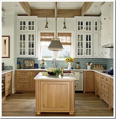 Backsplash Alternatives, Kitchen Beach House, Natural Wood Kitchen Cabinets, Nautical Kitchen, Two Tone Kitchen Cabinets, Kitchen Cabinet Trends, Coastal Kitchen Design, Natural Wood Kitchen, Coastal Style Decorating