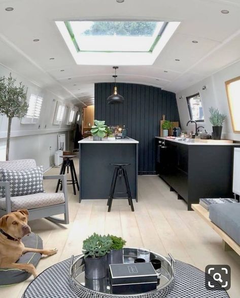 This would be SO sweet! School Bus House, Small Camper, Bus Living, Kombi Home, Bus House, Campervan Interior, Camper Makeover, Boat Interior, Dekorasi Kamar Tidur