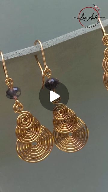 New Handmade Jewelry Ideas, Copper Wire Earrings Diy, Wire Jewelry Videos, Diy Studs Earrings, Wired Jewelry Ideas, Wired Earrings Diy, Wire Wrap Tutorial Free, Diy Wire Charms, Wire Earrings Handmade Diy