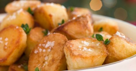 Perfect roast potatoes recipe for Christmas dinner - crispy on the outside and fluffy on the inside - RSVP Live Clootie Dumpling, Perfect Roast Potatoes, Scottish Breakfast, Scottish Christmas, Bacon On The Grill, Greek Flavors, Oat Cakes, Delicious Thanksgiving, Christmas Food Desserts