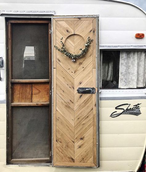 Dress up your camper with this diy door renovation #glamping #campermakeover #campinstyle #diycamperdecor Camper Remodel Ideas, Camper Vintage, Camping Vintage, Caravan Makeover, Camper Trailer Remodel, Camping Diy, Vintage Camper Remodel, Diy Camper Remodel, Rv Makeover