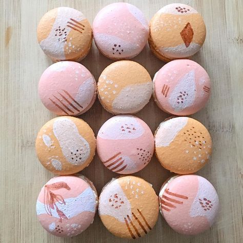 Abstract hand painted macarons with Swiss meringue buttercream and homemade caramel ✨ #macarons Hand Painted Macarons, Macaron Painting, Macaron Decoration, Painted Macarons, Caramel Macarons, Hand Painted Cakes, Creative Food Art, Meringue Buttercream, Swiss Meringue Buttercream