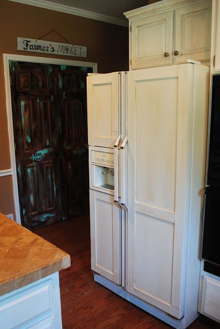 Amazing Grays: DIY Paneled Refrigerator this is my dream I hate stainless Steel appliances!!! My refrigerator handles can be screwed off this would look amazing with long handed on it just wish we didn't have the ice maker in the door Refrigerator Makeover, Paneled Refrigerator, Fridge Makeover, Refrigerator Ideas, Refrigerator Panels, Diy Cabinets, Kitchen Remodel Idea, Updated Kitchen, Kitchen Makeover