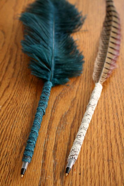 These feather pens are so cute, and so easy to make!  Witch witchy craft inspiration pagan wiccan Feather Pens Diy, How To Make Smudging Feathers, Diy Feathers, Feather Pens, Mops Crafts, Wiccan Crafts, Feather Wreath, Pagan Crafts, Feather Pen