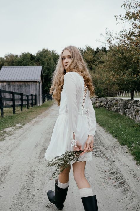 Bamboo Photoshoot, Autumn Editorial, Farm Photoshoot, Farm Fashion, Gardening Photography, Birthday Boho, Long Road, Fashion Photography Inspiration, Farm Style