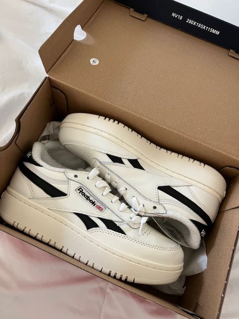 Sneaker Women Aesthetic, Tennis Sneakers Women, White Shoe Inspiration, Neutral Fashion Outfits, Reebok Outfits Woman, Womens Streetwear Shoes, Street Wear Shoes Women, Reebok C Club Double, Trendy Reebok Shoes