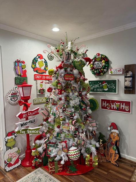 Grinch Decor, Black Christmas Decorations, Grinch Trees, Whoville Christmas, Grinch Christmas Tree, Grinch Christmas Decorations, Christmas Tree Decorating Themes, Christmas Apartment, Holiday Deco