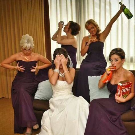 Great bridesmaid idea! Bridesmaid Bride Photos, Funny Wedding Photos Poses, Formal Portrait, Funny Wedding Pictures, Wedding Engagement Pictures, Funny Wedding Photos, Wedding Picture Poses, Bridesmaids Photos, Best Friend Wedding