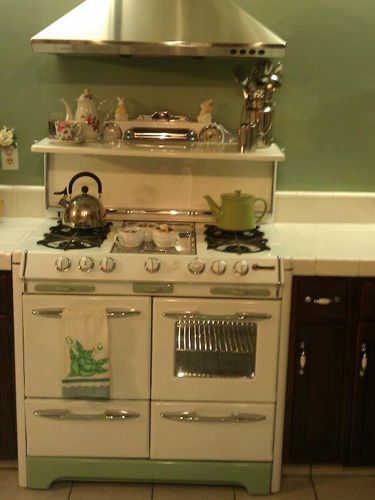 Lilac Cottage, Vintage Kitchen Appliances, Old Stove, Vintage Stoves, Antique Stove, Vintage Appliances, Country Kitchen Decor, Deco Retro, Kitchen Stove