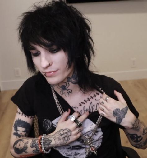 Johnnie Guilbert Coachella, Tattoo Emo, Johnnie Gilbert, Emo Guy, Hot Emo Guy, Cute Emo Guys, Bryan Stars, Jake Weber, Emo Princess