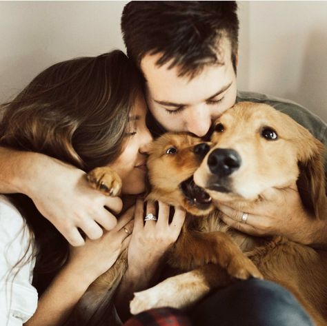 Tengo una pequeña familia, mi esposo y mis dos perros. Espero tener hijos muy pronto. Es importante que esté orientado a la familia. Couple Photoshoot With Dog, Photoshoot With Dog, Dog Family Pictures, Family Dog Photos, Country Fall Outfits, Photos With Dog, Dog Photoshoot, Best Friends For Life, Best Pics