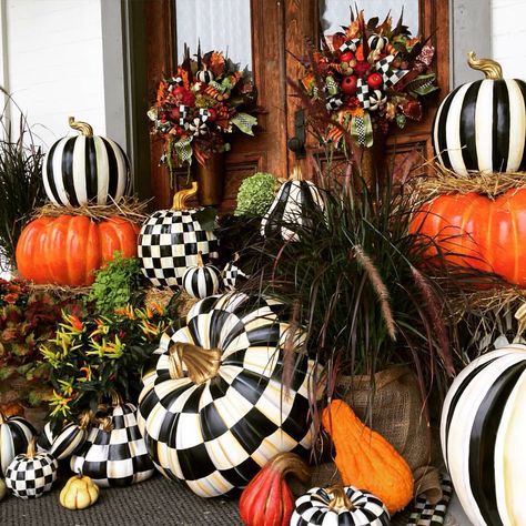 Amazing outdoor pumpkin display - black and white checkered Diy Home Decor For Apartments, Mackenzie Childs Inspired, Mckenzie And Childs, Pumpkin Display, Pumpkin Flower, Autumn Decorating, Fall Outdoor Decor, Fall Halloween Decor, Fall Centerpiece