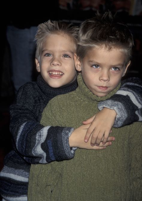 Cole Sprouse and Dylan Sprouse attend "The Waterboy" Premiere at the Sony Astor Plaza in New York City, 1998 #colesprouse #dylansprouse #sprousebrothers #1998 #90snostalgia #thewaterboy #waterboy Cole And Dylan Sprouse, Zootopia 2016, Cole Sprouse Wallpaper, Cole M Sprouse, Riverdale Cole Sprouse, Dylan And Cole, Disney Channel Original, Disney Channel Shows, The Aristocats