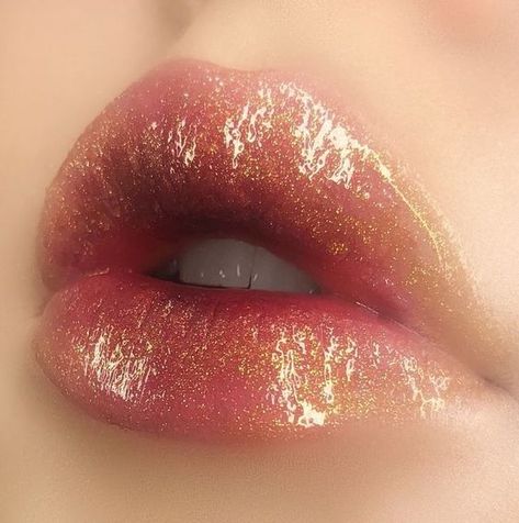 Lips Makeup Ideas to show off your beautiful face - Inspired Beauty Glossy Lips Makeup, Make Up Gold, Drag Make-up, Nude Lip Gloss, Make Up Inspiration, Shiny Lips, Beauty Make-up, Makeup Tricks, Makeup Hacks