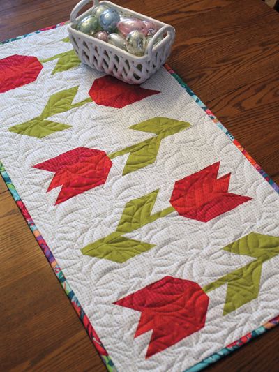 Tulip Table Runner, Novelty Quilts, Tulip Quilt, Tea Time Table, Table Runner Ideas, Quilt Runners, Table Runner Patterns, Quilt Table Runners, Wood Quilt