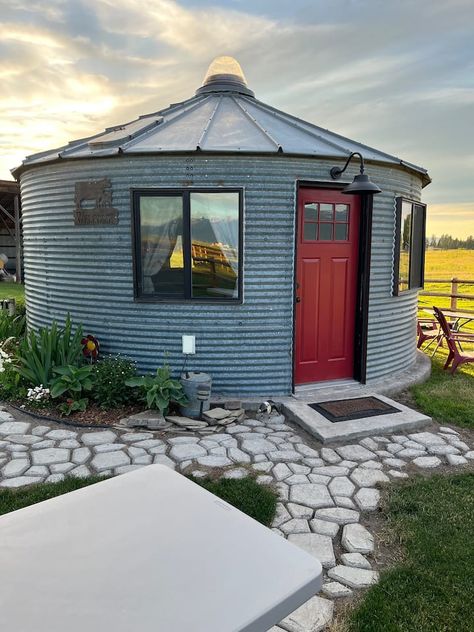 Grain Bin Bedroom, Grain Bin Cabin Guest Houses, Grain Bin Ideas Projects, Grain Bin Tiny House, Small Silo Ideas, Farm Airbnb Ideas, Farm Stay Ideas, Grain Silo Ideas, Silo House Interior Floor Plans